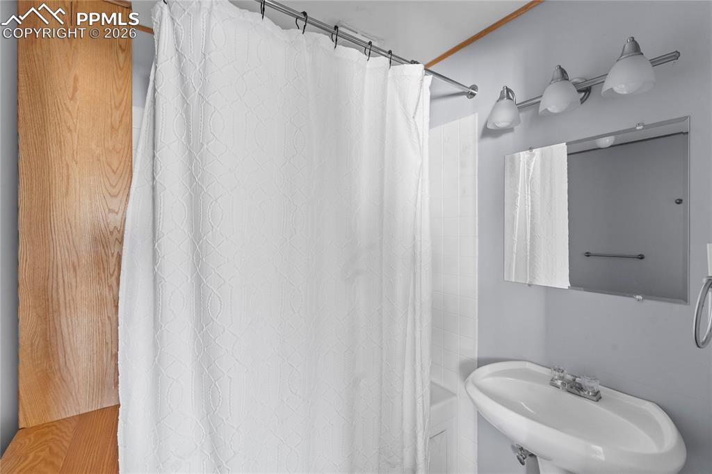 Image 20 of 37: Bathroom