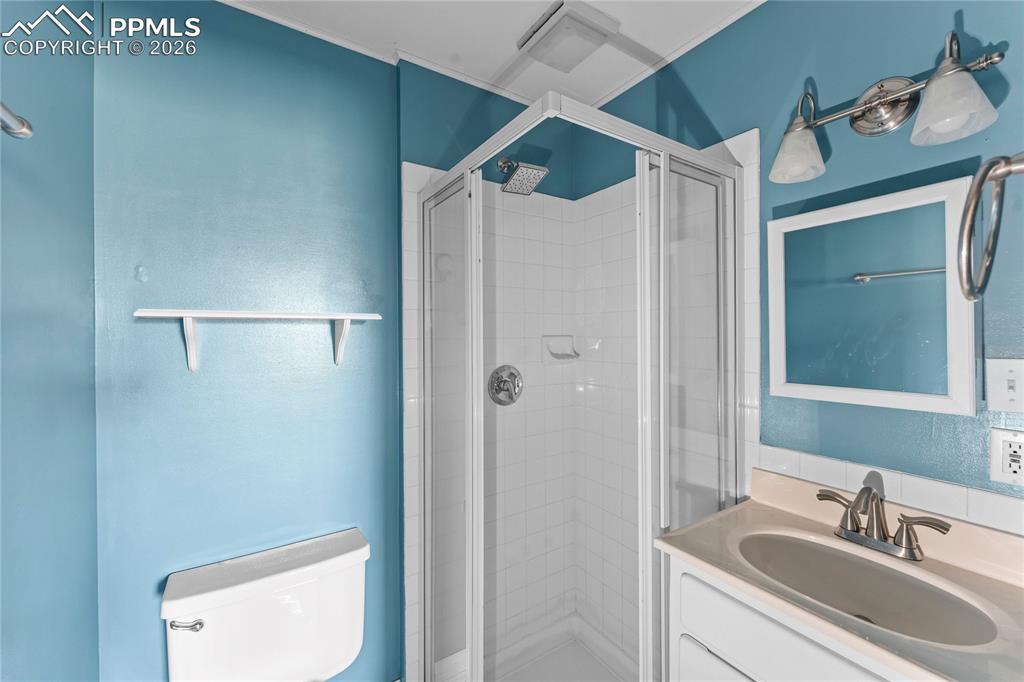 Image 23 of 37: Bathroom