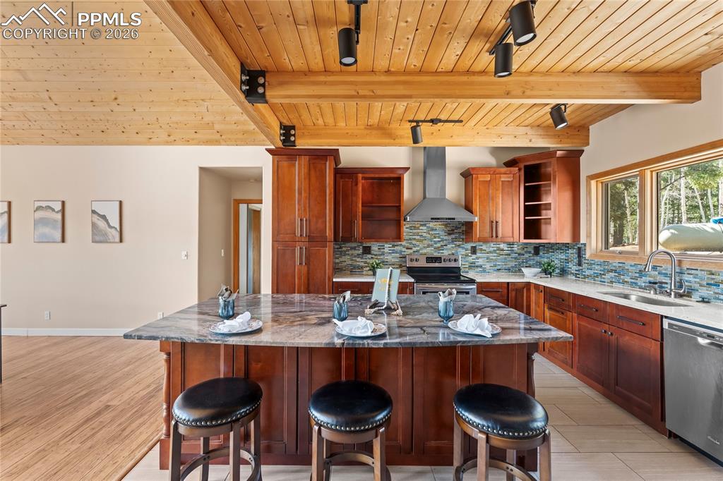 Image 4 of 37: Kitchen