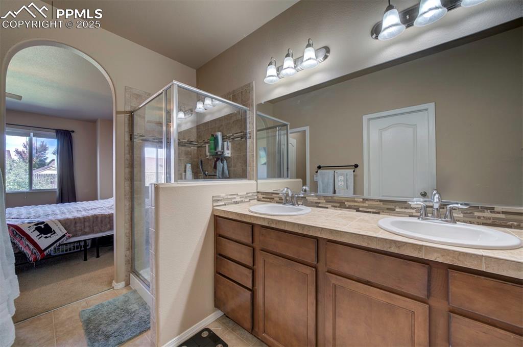 Image 13 of 23: Bathroom