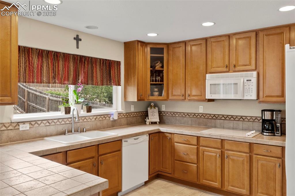 Image 13 of 38: Kitchen