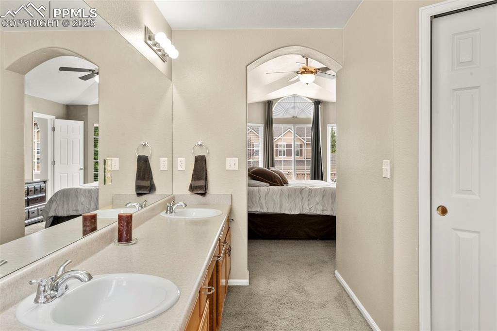Image 22 of 38: Bathroom