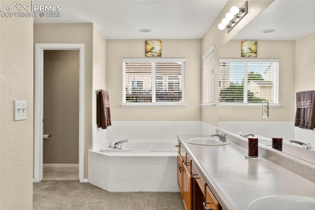 Image 23 of 38: Bathroom