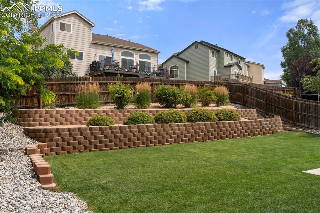 Image 4 of 38: Yard