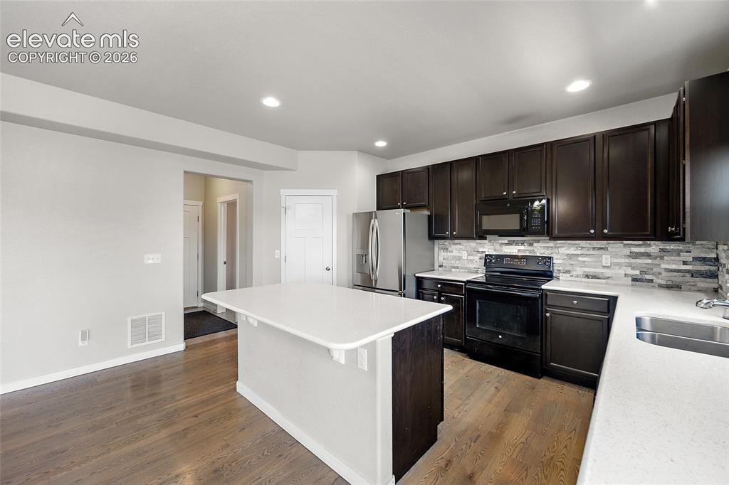 Image 12 of 48: Lots of counter space.