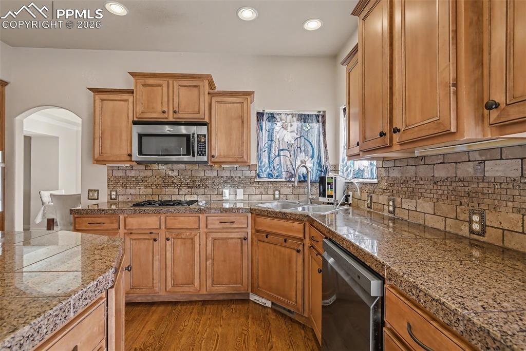 Image 19 of 49: Look at the backsplash detail........