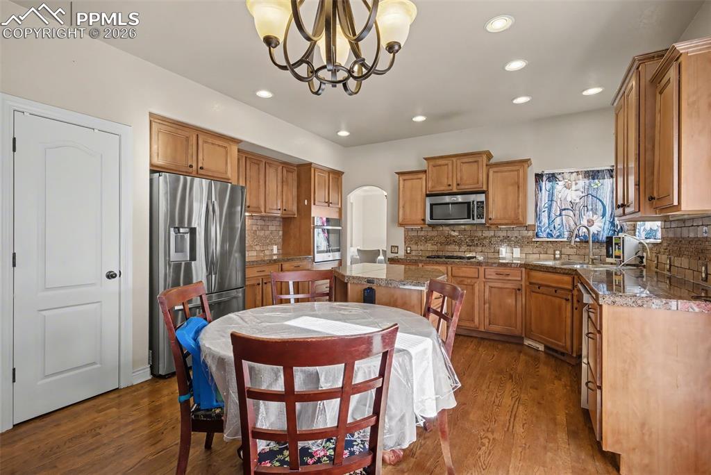 Image 20 of 49: Kitchen sitting area