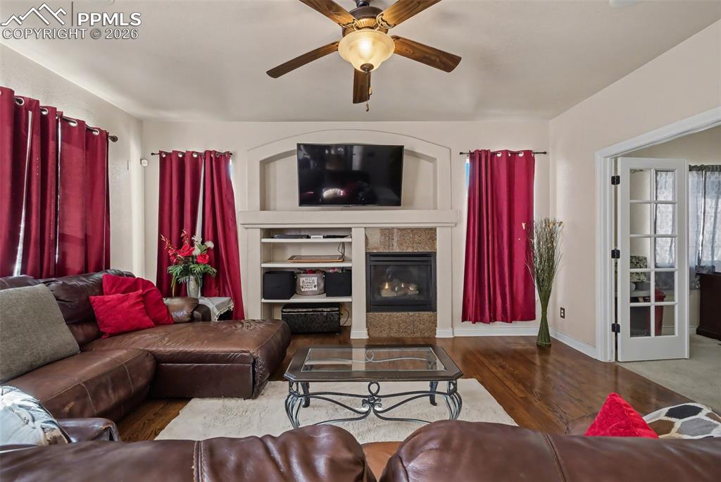 Image 23 of 49: Living room