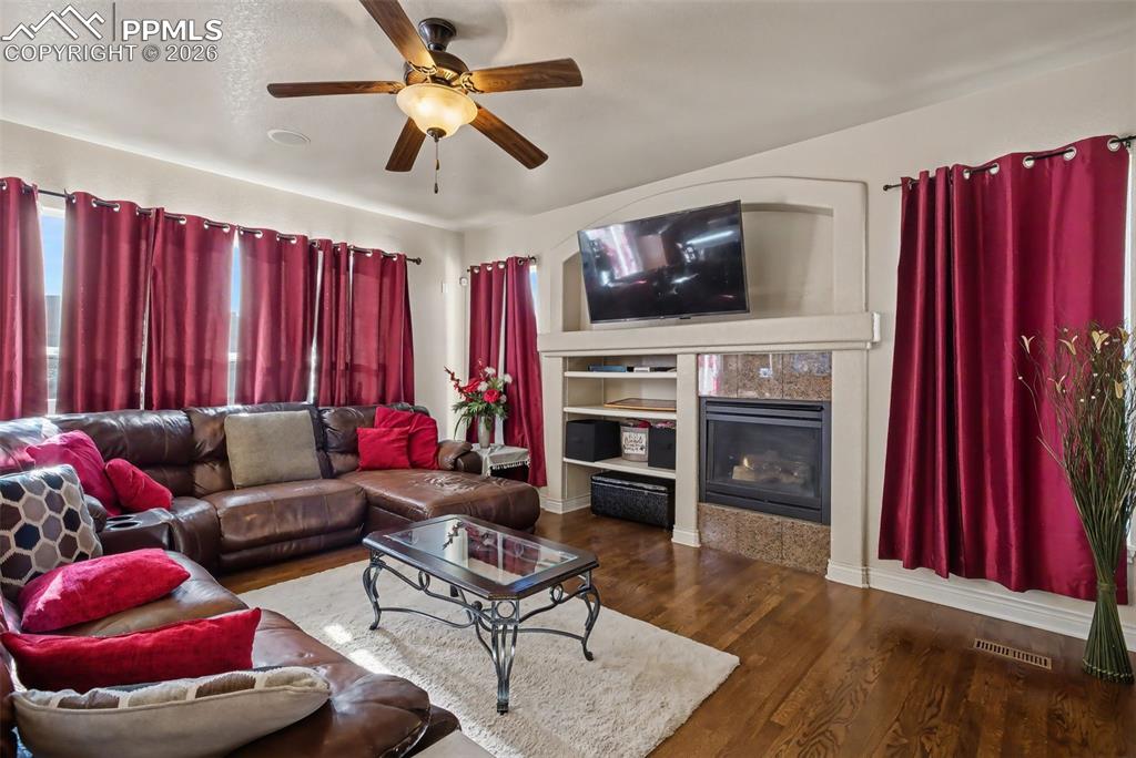 Image 24 of 49: Living Room