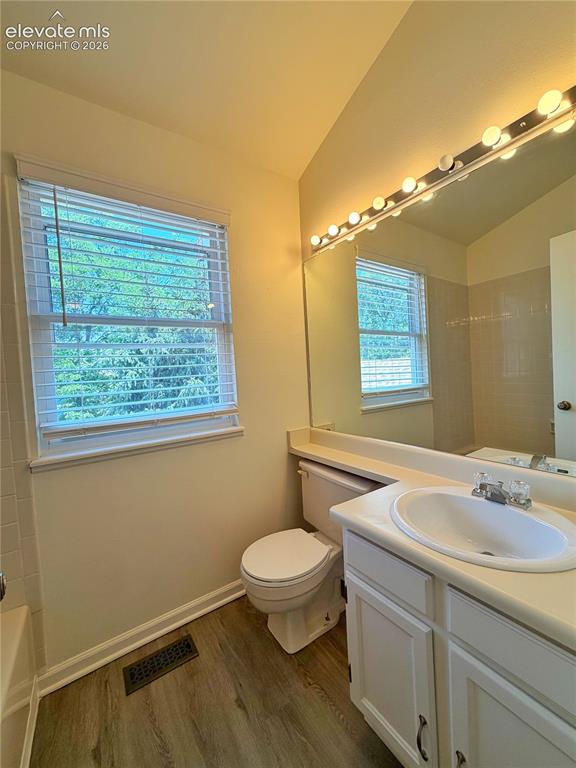 Image 15 of 21: Bathroom