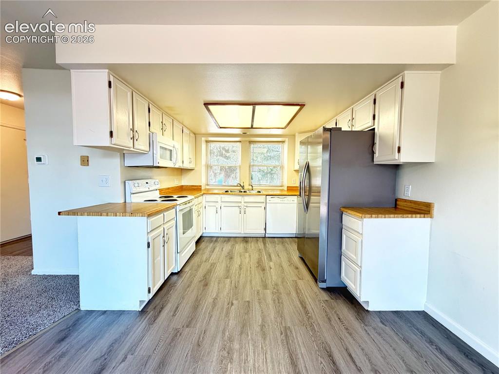 Image 4 of 21: Kitchen