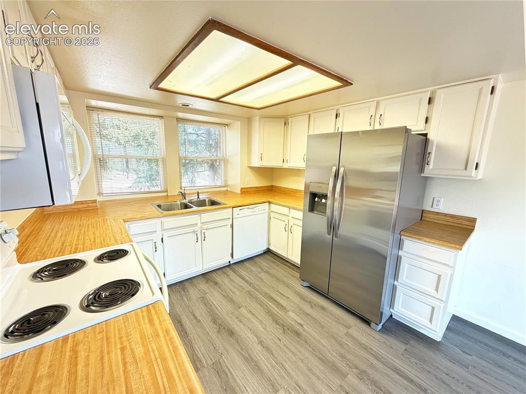 Image 6 of 21: Kitchen
