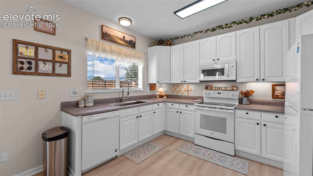 Image 5 of 35: Kitchen
