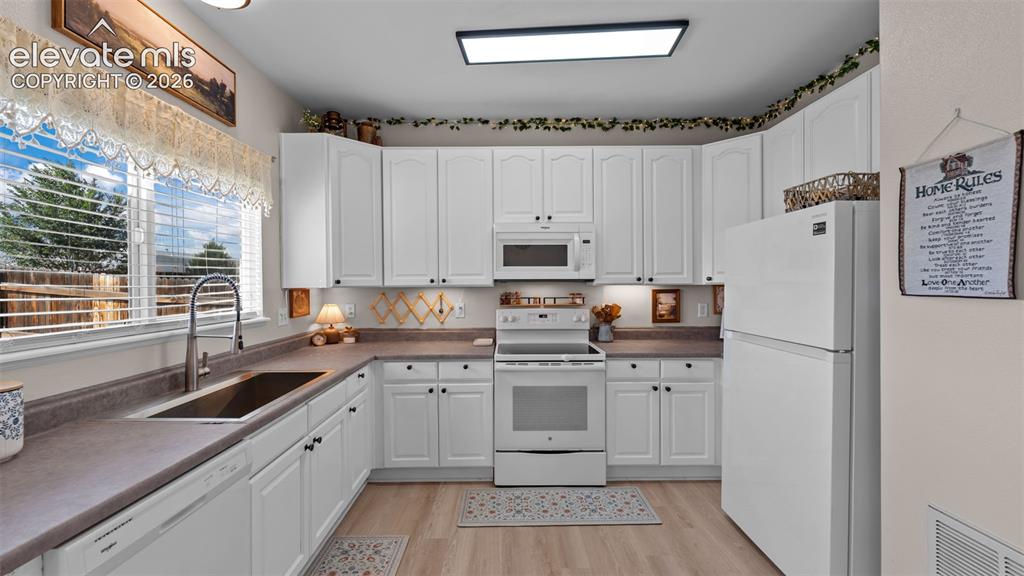 Image 6 of 35: Kitchen