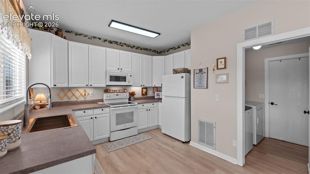 Image 7 of 35: Kitchen