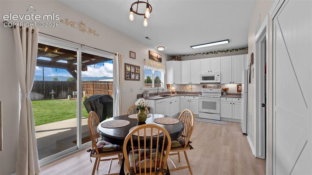 Image 8 of 35: Dining Area