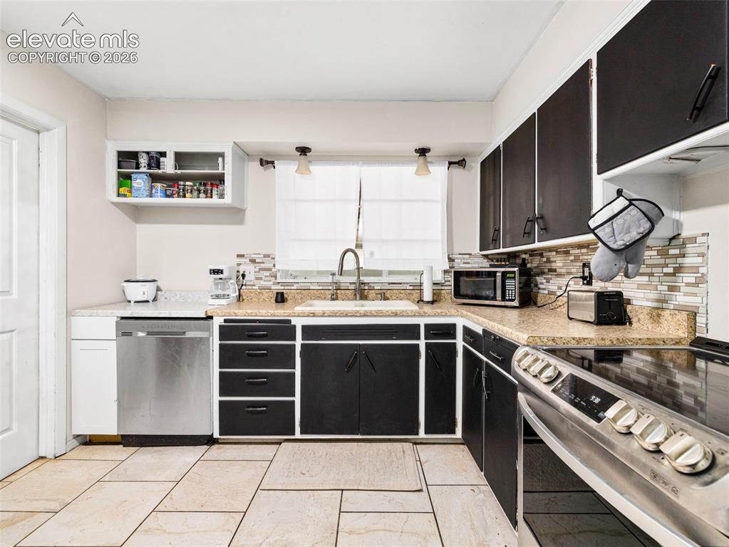 Image 14 of 33: Kitchen