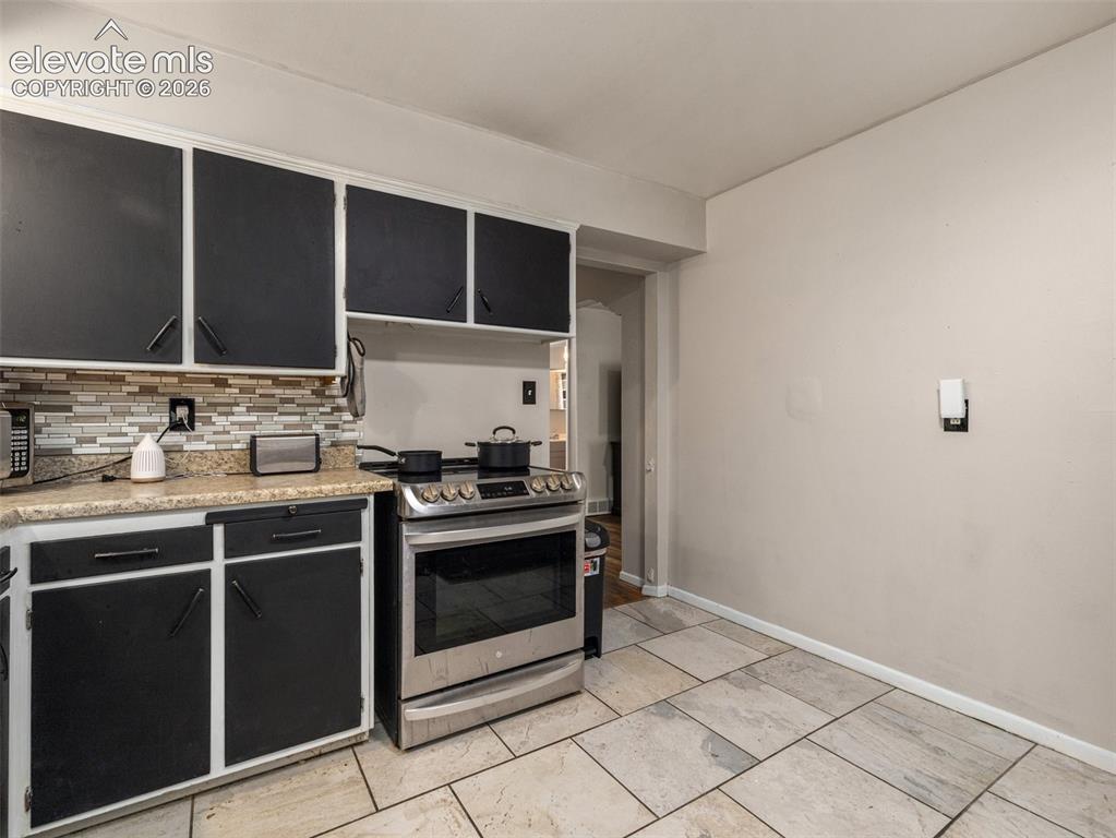 Image 17 of 33: Kitchen