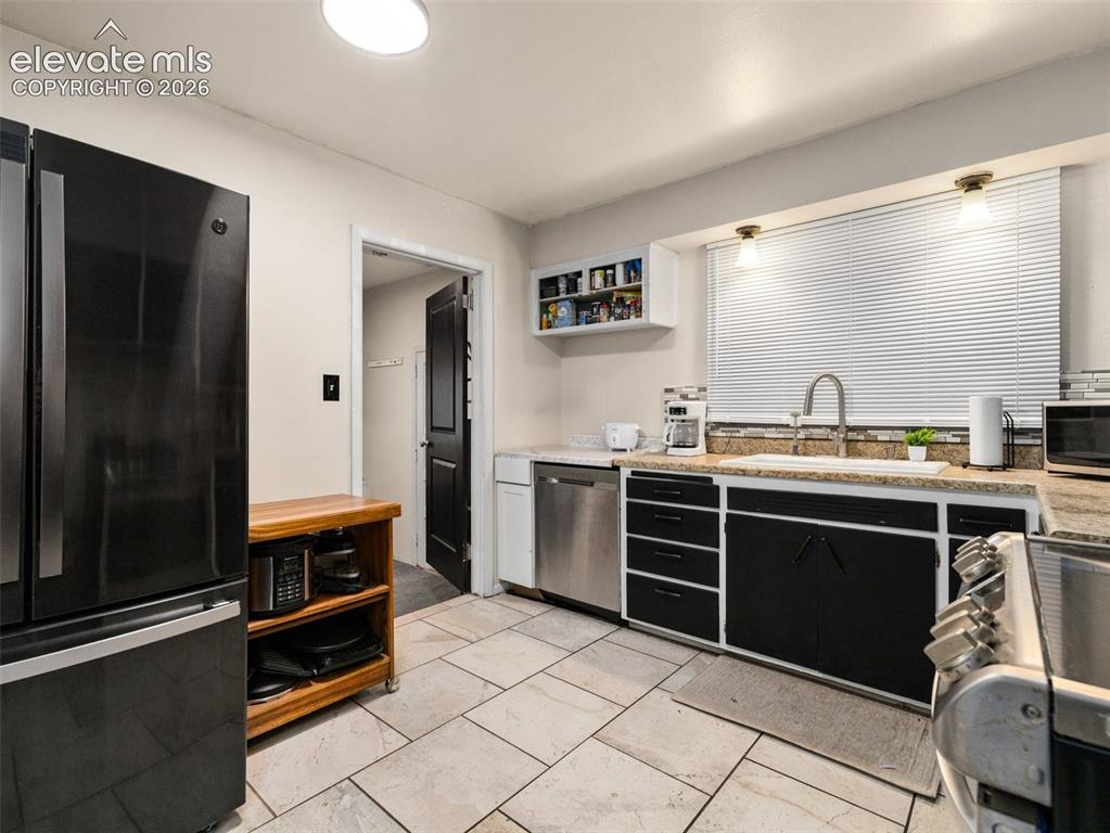 Image 19 of 33: Kitchen