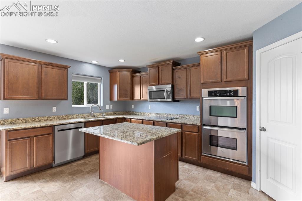 Image 20 of 33: double ovens, cooktop, pantry 