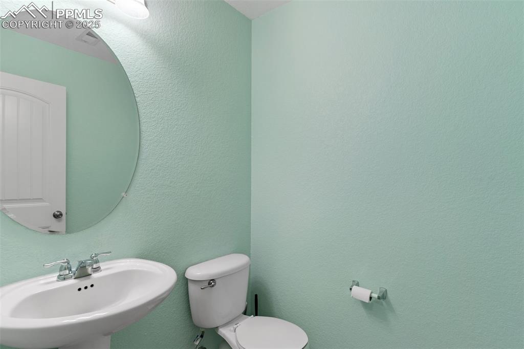 Image 22 of 33: Bathroom