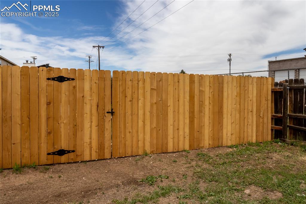 Image 24 of 27: Detached fenced-in yard!