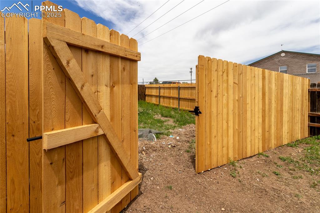 Image 25 of 27: Your private yard for outdoor living and entertaining.