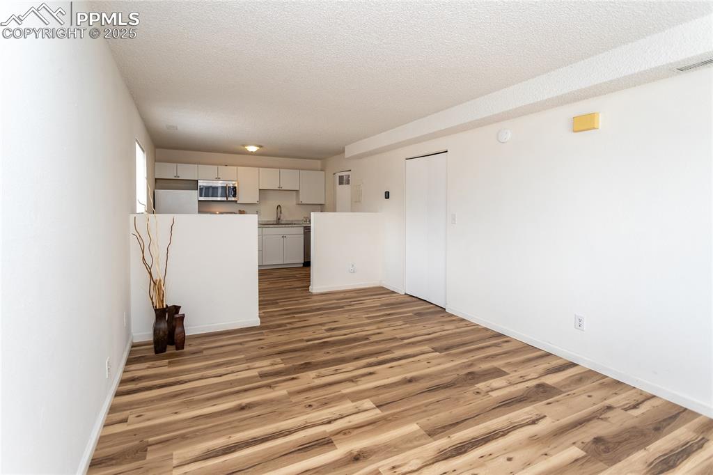 Image 5 of 27: Open and bright floor plan.