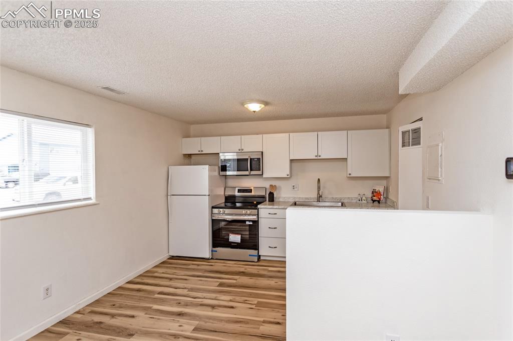 Image 7 of 27: Dining area