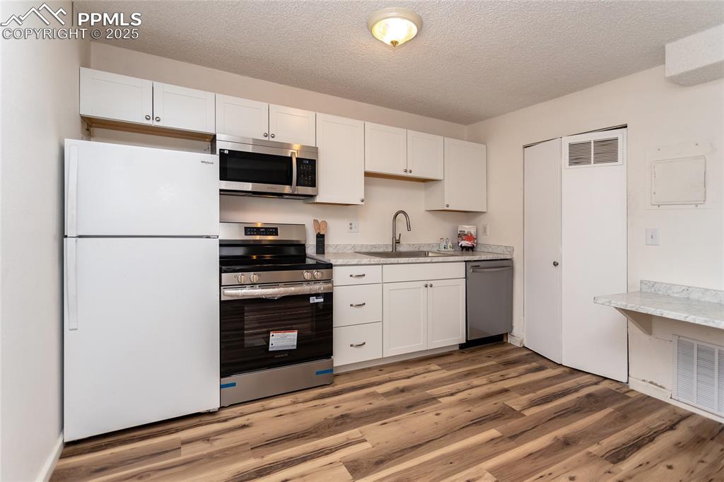 Image 9 of 27: Extended countertop offers additional workspace and countertop seating.