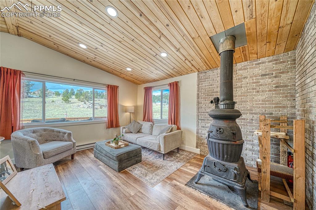 Image 16 of 41: Living Room