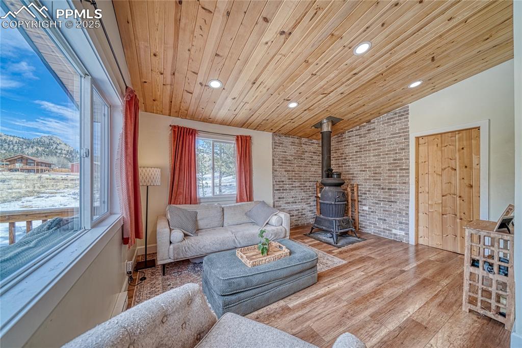 Image 17 of 41: Living Room