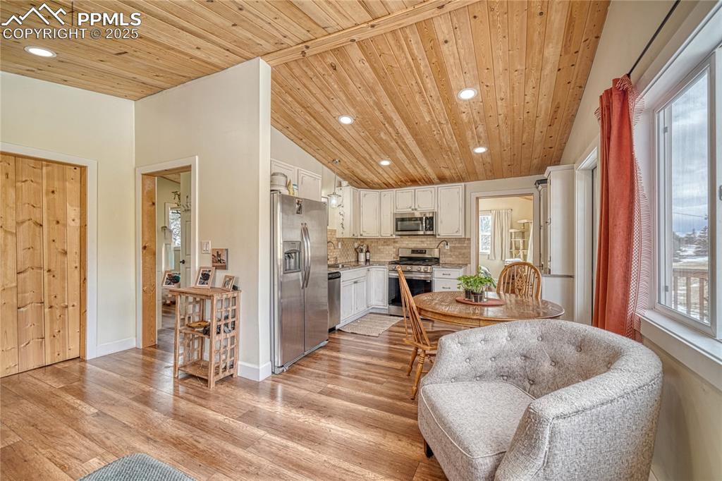 Image 19 of 41: Kitchen