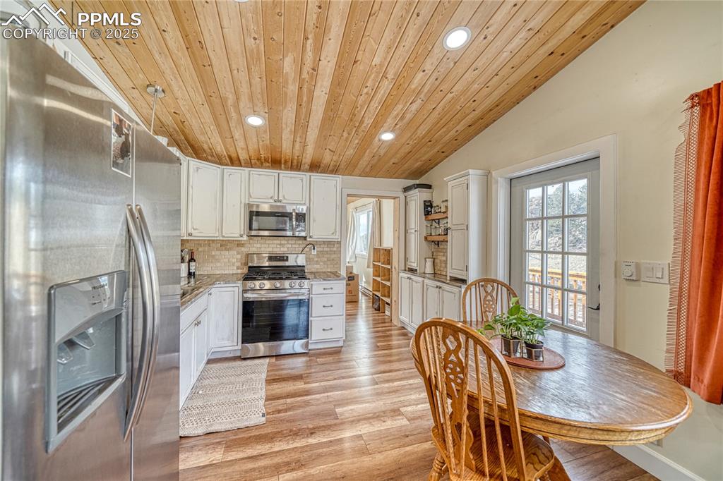 Image 20 of 41: Kitchen