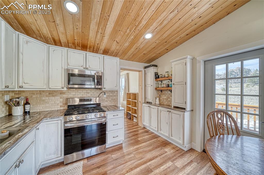 Image 22 of 41: Kitchen