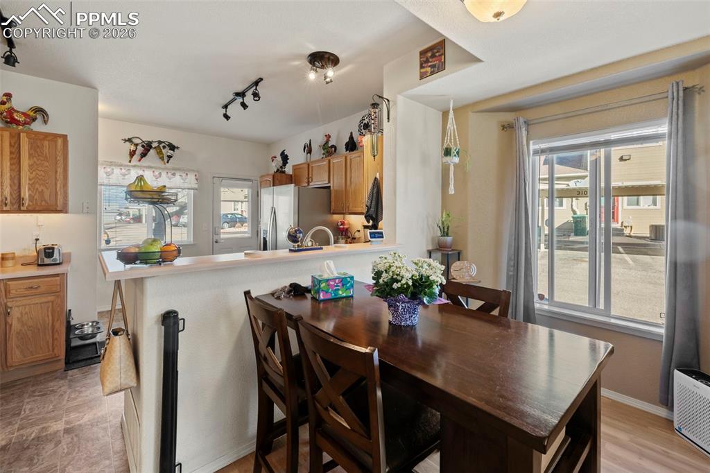 Image 11 of 34: Dining Area