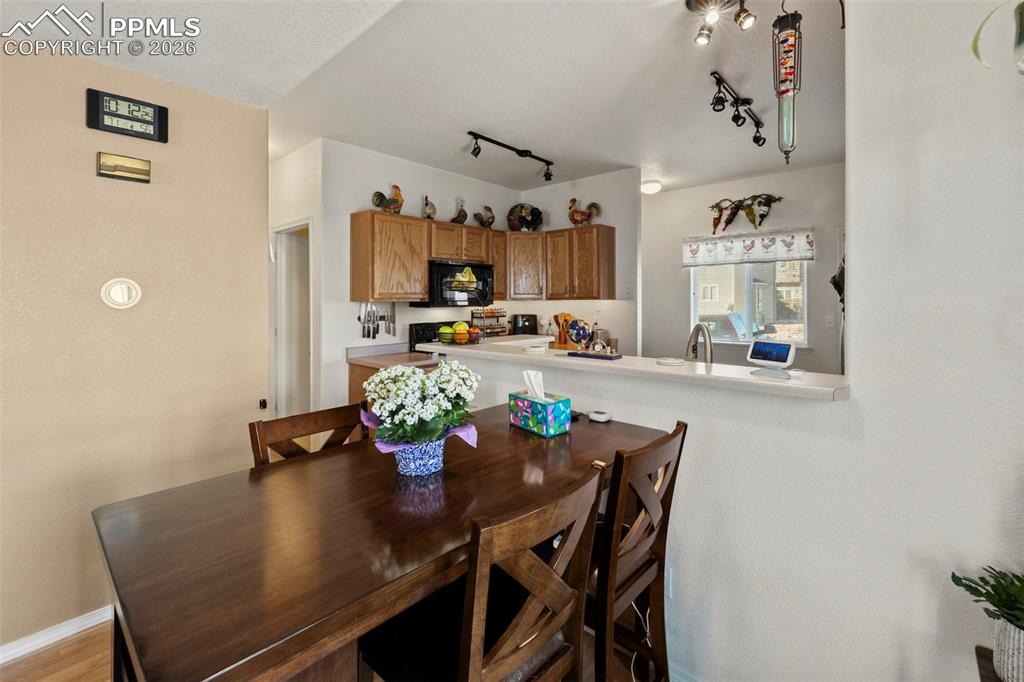 Image 13 of 34: Dining Area