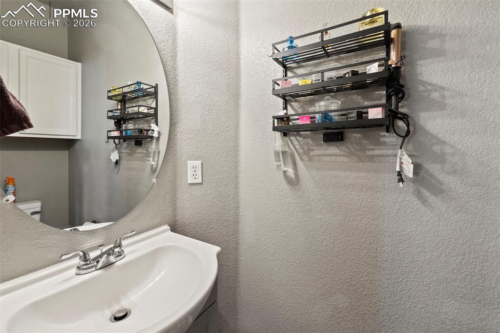 Image 14 of 34: Bathroom