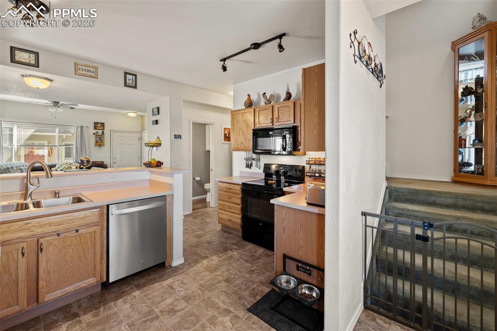 Image 15 of 34: Kitchen