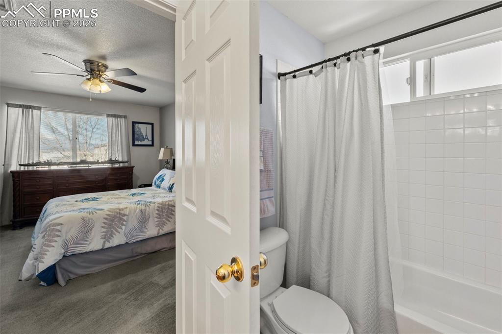 Image 18 of 34: Bathroom