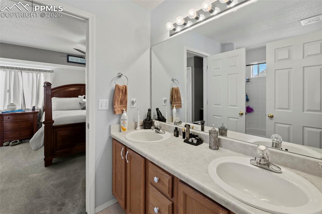 Image 19 of 34: Bathroom