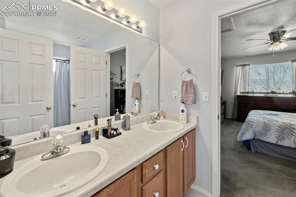 Image 20 of 34: Bathroom