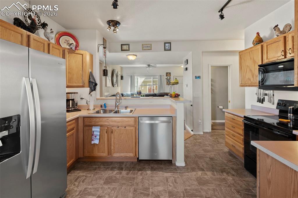 Image 8 of 34: Kitchen