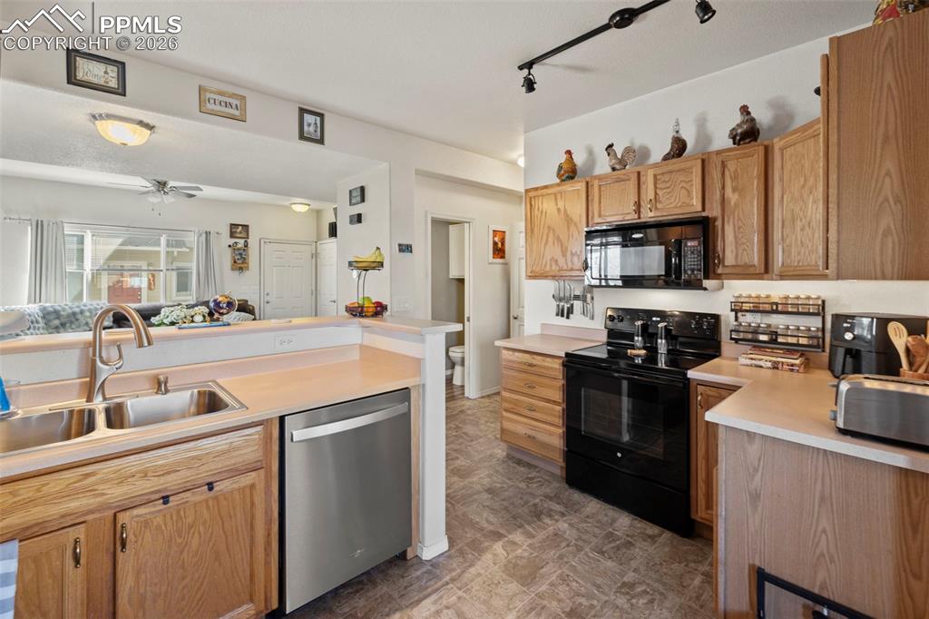 Image 9 of 34: Kitchen