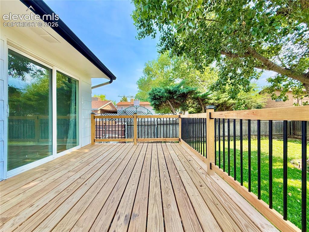 Image 20 of 25: Deck