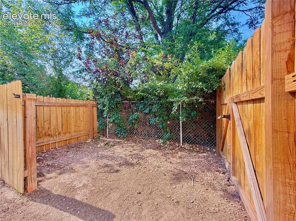 Image 22 of 25: Yard