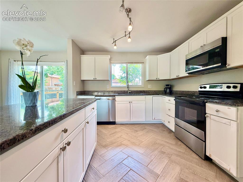 Image 5 of 25: Kitchen