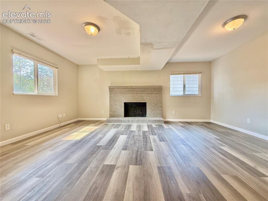 Image 8 of 25: Living Room