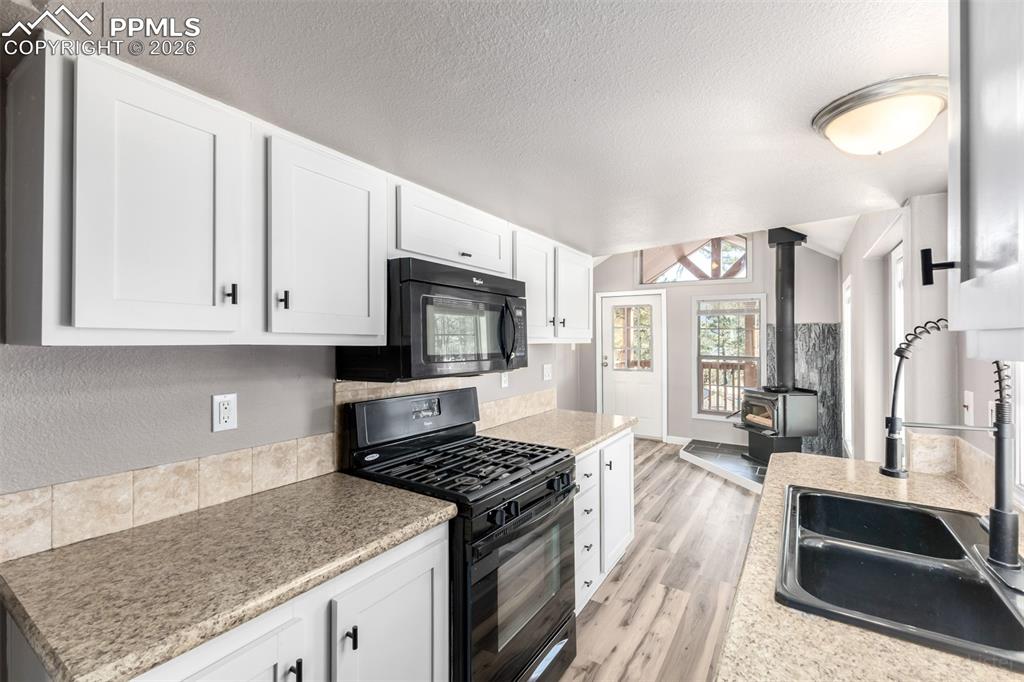 Image 10 of 24: Kitchen