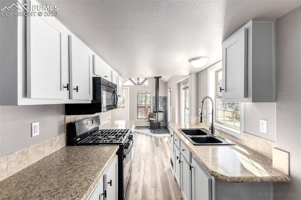 Image 11 of 24: Kitchen